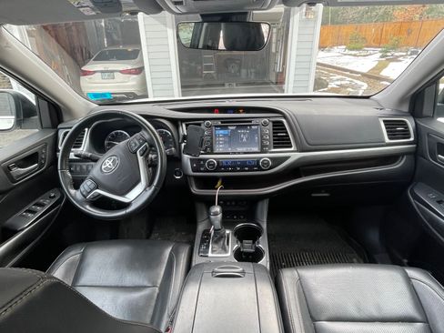 Used 2017 Toyota Highlander Limited image 8