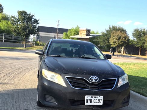 Used 2010 Toyota Camry LE FWD image 2