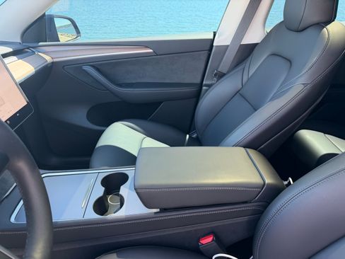Used 2025 Tesla Model Y Long Range image 11