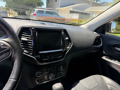 Used 2019 Jeep Cherokee Limited AWD/4WD image 9