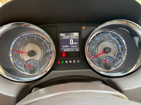 Used 2016 Chrysler Town & Country Touring-L FWD image 5
