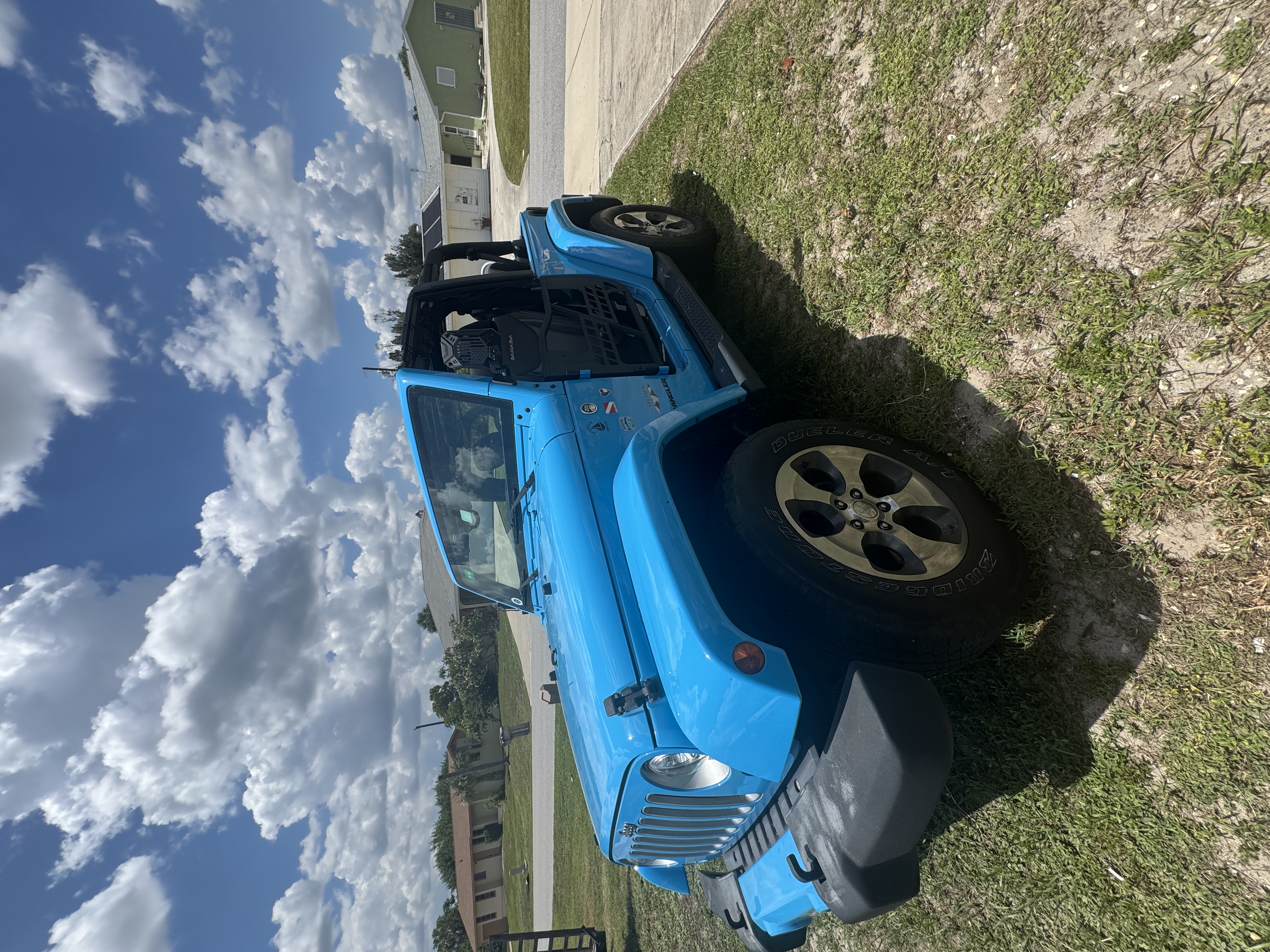 Used 2017 Jeep Wrangler Sahara w/ Connectivity Group AWD/4WD image 9