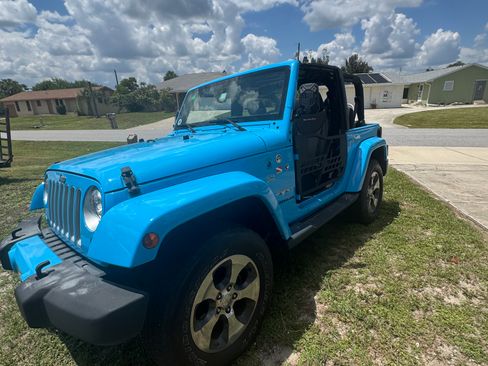 Used 2017 Jeep Wrangler Sahara w/ Connectivity Group AWD/4WD image 9