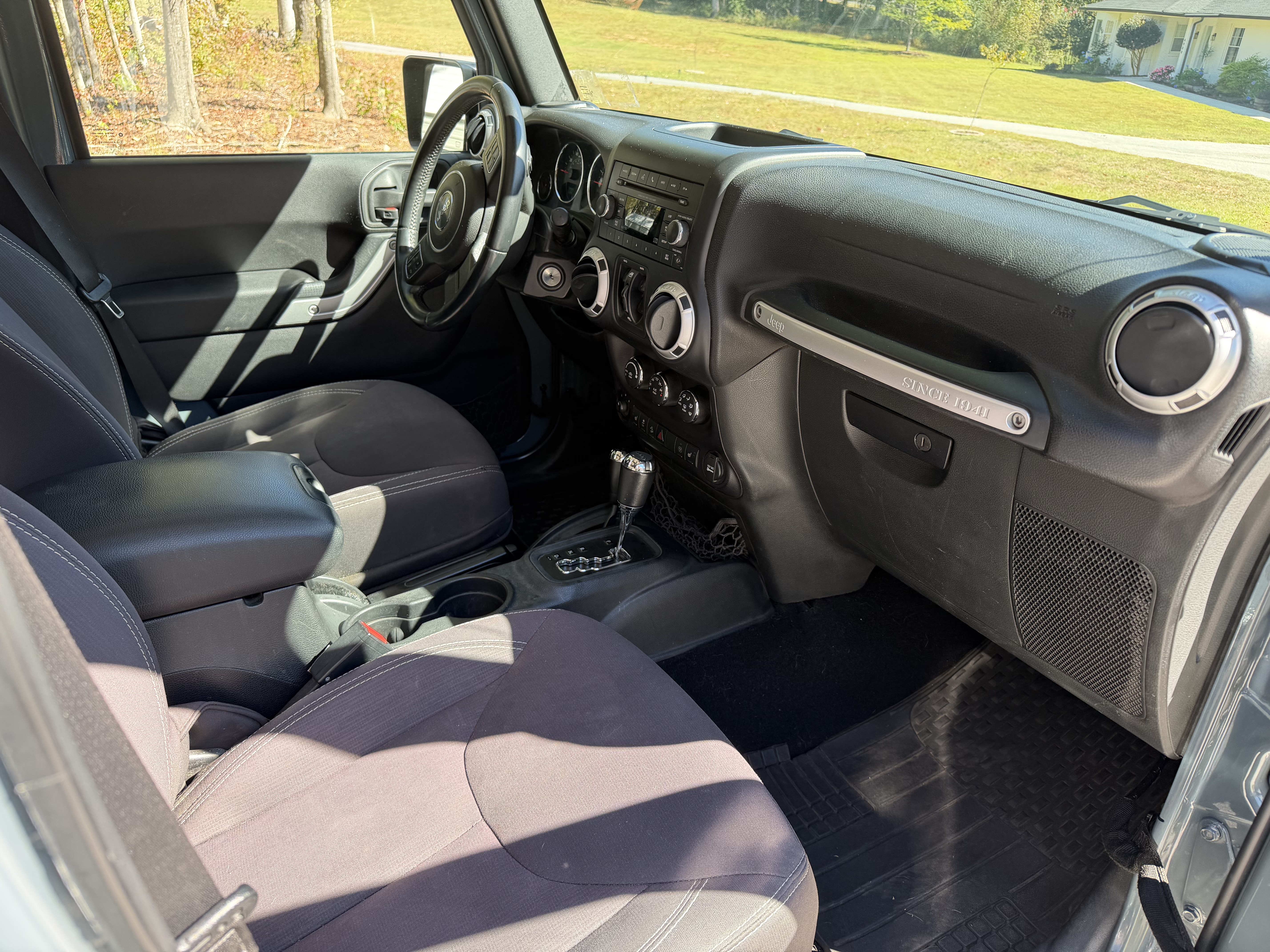 Used 2015 Jeep Wrangler Unlimited Sahara w/ Connectivity Group AWD/4WD image 4