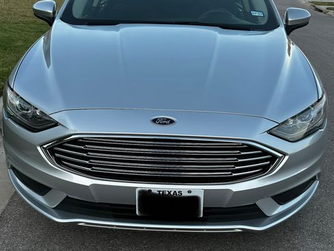 Used 2018 Ford Fusion SE FWD image 2