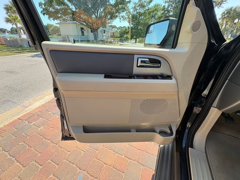 Used 2014 Ford Expedition XLT w/ Equipment Group 202A RWD image 11