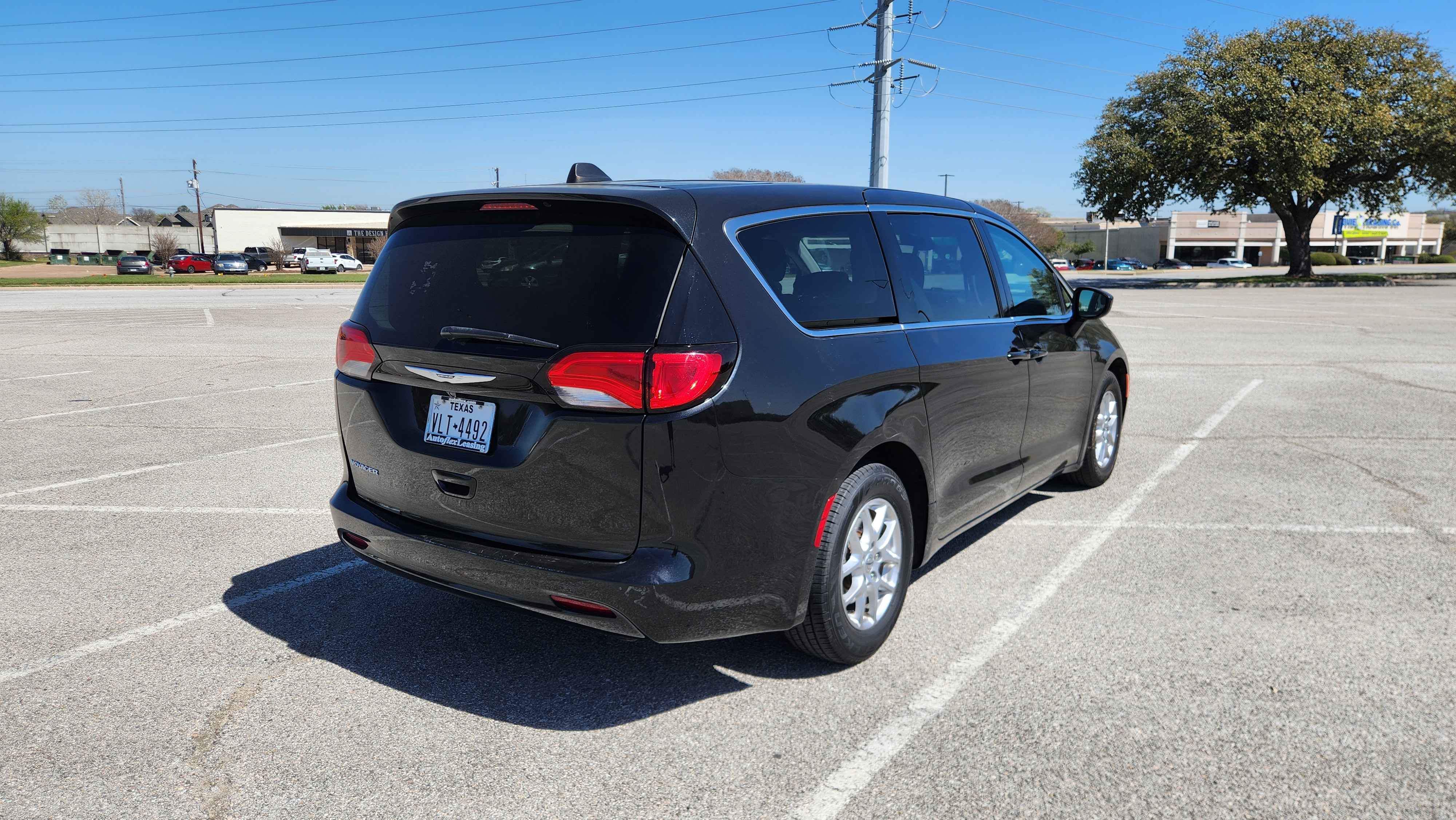 Used 2023 Chrysler Voyager LX FWD image 2