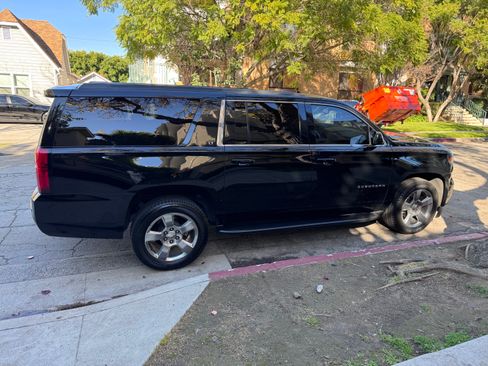 Used 2019 Chevrolet Suburban LT image 4