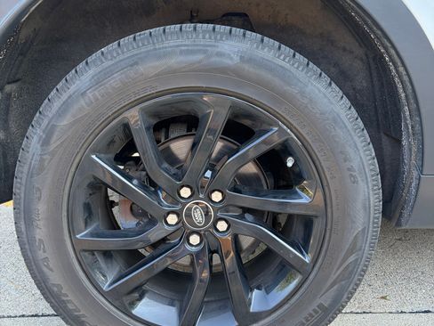 Used 2018 Land Rover Discovery Sport SE AWD/4WD image 16