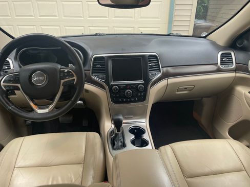 Used 2017 Jeep Grand Cherokee Limited AWD/4WD image 9