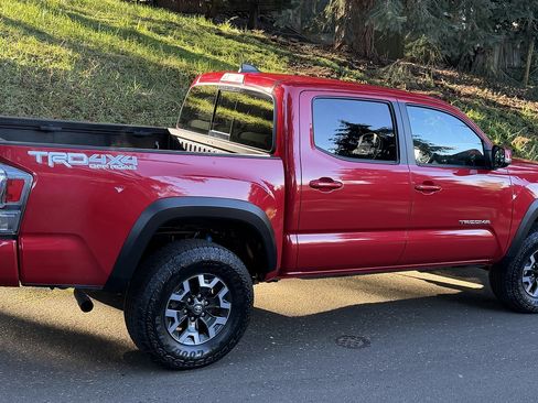 Used 2022 Toyota Tacoma TRD Off-Road w/ Technology Package image 9