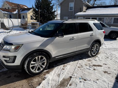Used 2017 Ford Explorer XLT w/ Equipment Group 202A image 1