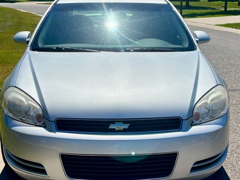 Used 2009 Chevrolet Impala LT FWD image 2