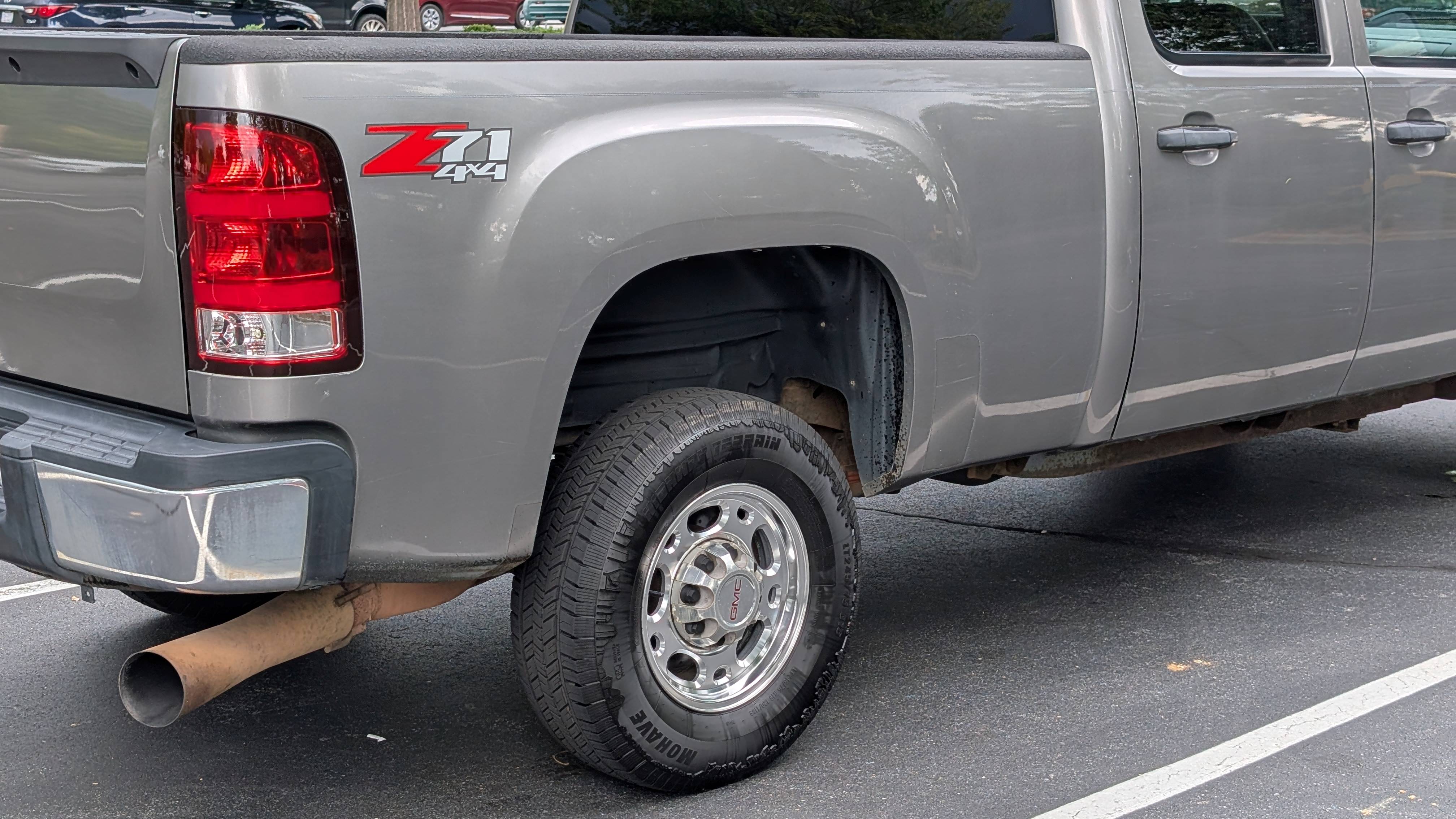 Used 2008 GMC Sierra 2500 SLE w/ Z71 Off-Road Package AWD/4WD image 14