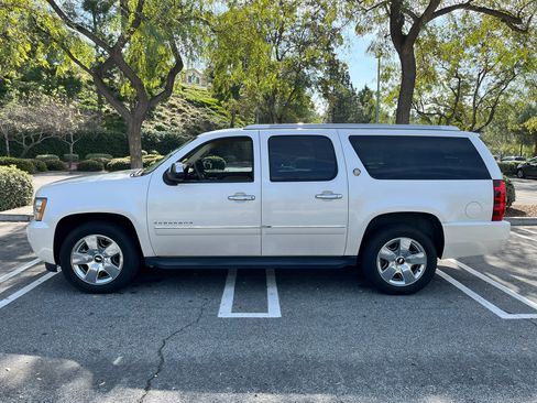 Used 2010 Chevrolet Suburban LTZ image 2