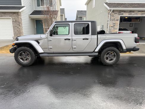 Used 2020 Jeep Gladiator Overland image 9