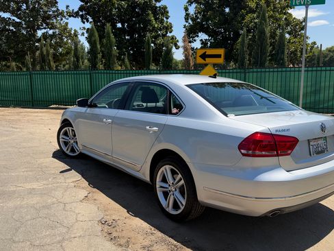 Used 2014 Volkswagen Passat TDI SEL Premium FWD image 9