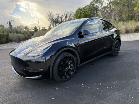 Used 2022 Tesla Model Y Long Range image 1