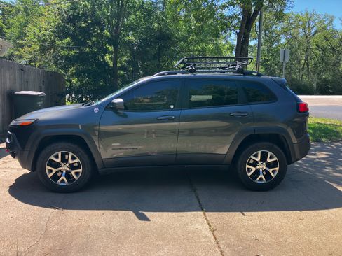 Used 2015 Jeep Cherokee Trailhawk w/ Comfort/Convenience Group AWD/4WD image 2