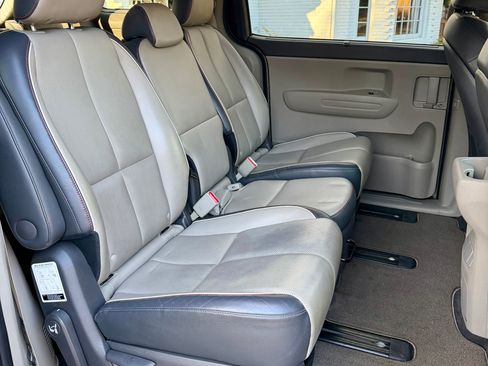 Used 2017 Kia Sedona LX w/ LX Essentials Premium Package image 13