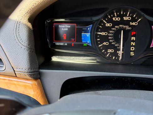 Used 2014 Lincoln MKX Sport Utility 4D w/ Equipment Group 102A image 9