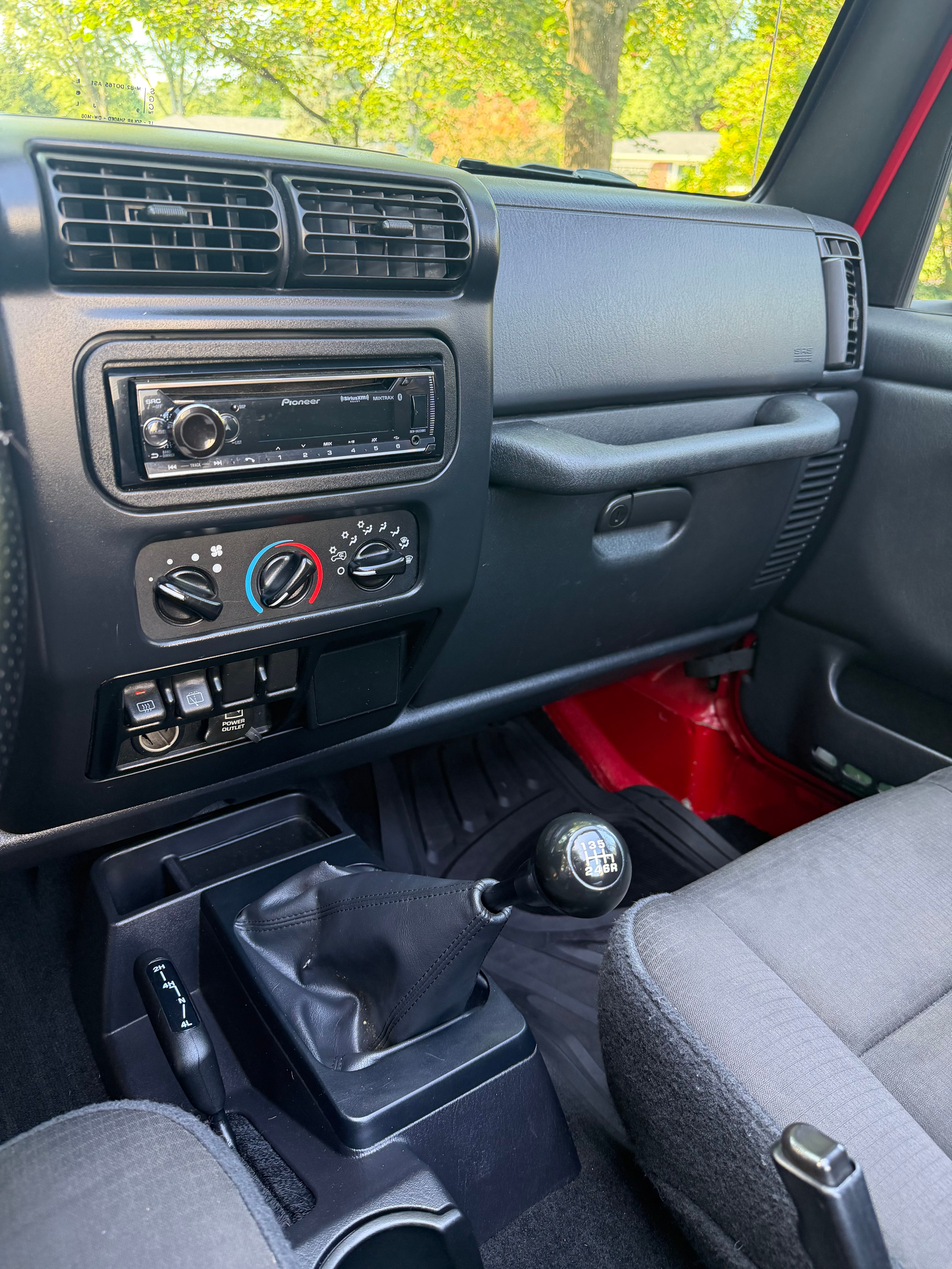 Used 2006 Jeep Wrangler Unlimited w/ Premium Audio Group AWD/4WD image 5
