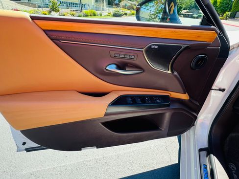 Used 2019 Lexus ES 300h w/ Accessory Package 2 FWD image 4