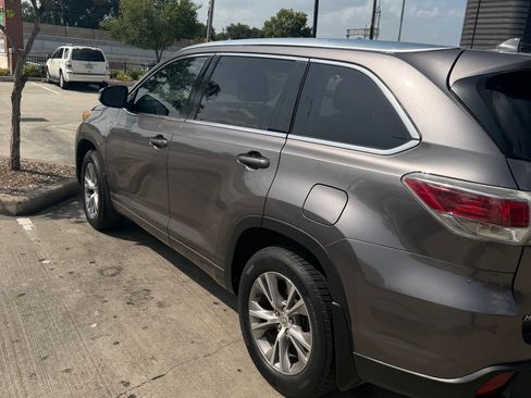 Used 2014 Toyota Highlander XLE FWD image 4