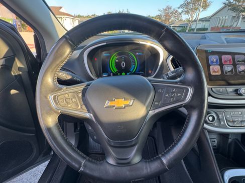 Used 2017 Chevrolet Volt LT w/ Comfort Package FWD image 11