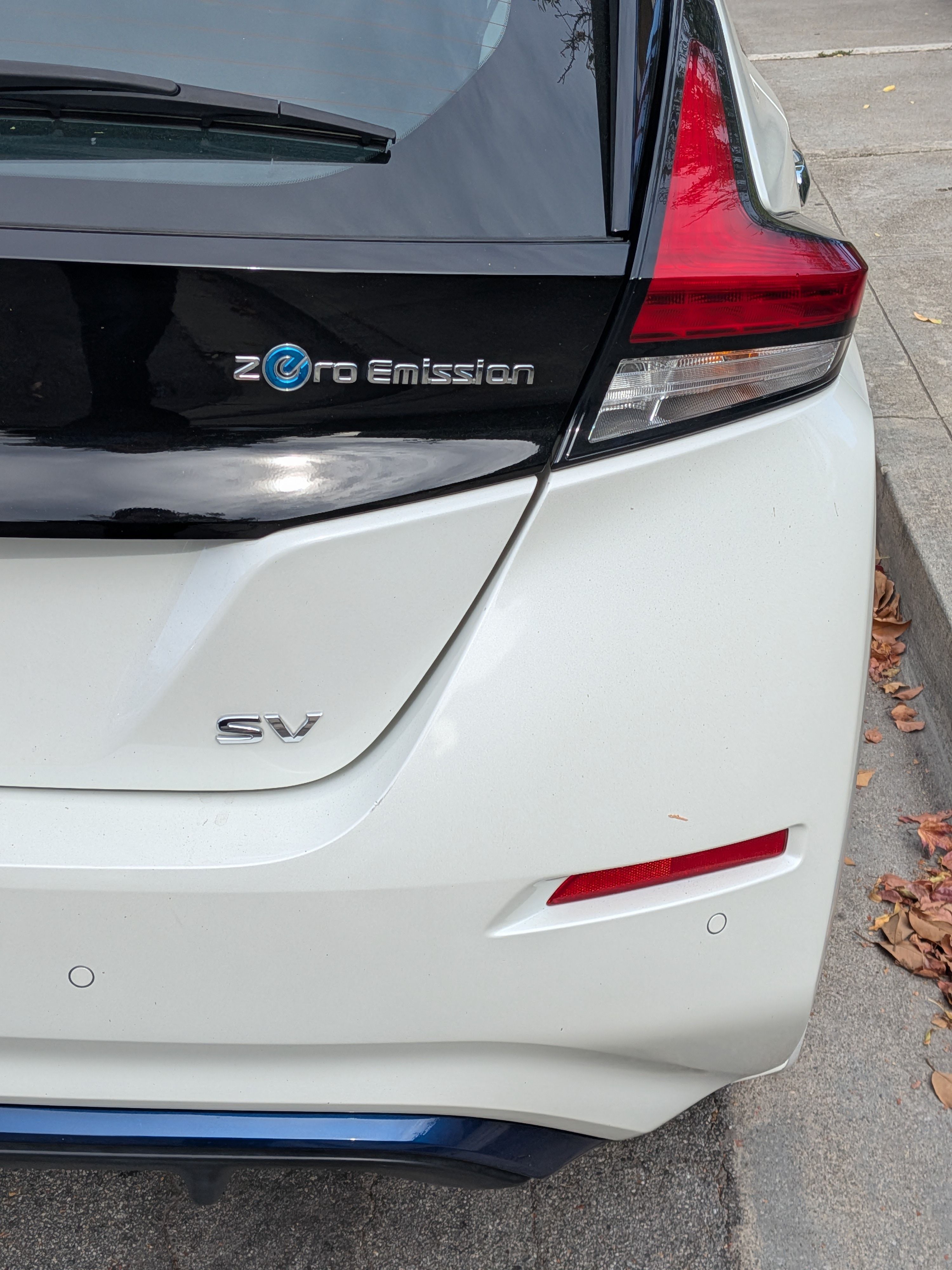 Used 2021 Nissan Leaf SV w/ SV Technology Package FWD image 2