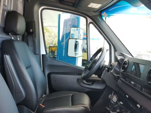 Used 2024 Mercedes-Benz Sprinter 2500 image 12