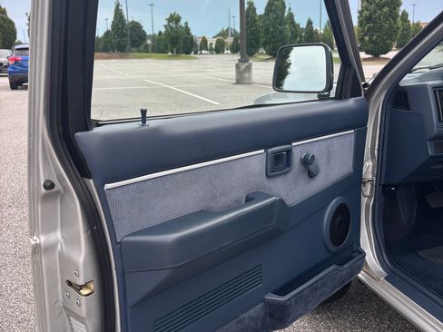 Used 1993 Nissan Pickup SE RWD image 6