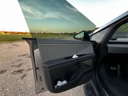 Used 2025 Tesla Cybertruck AWD Crew Cab image 11