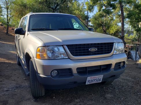 Used 2002 Ford Explorer XLT image 1