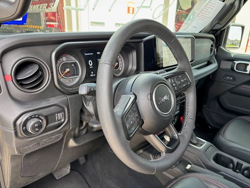 Used 2025 Jeep Gladiator Rubicon AWD/4WD image 6