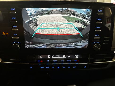 Used 2021 Toyota Sienna XSE FWD image 11