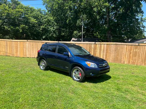 Used 2007 Toyota RAV4 Limited FWD image 2