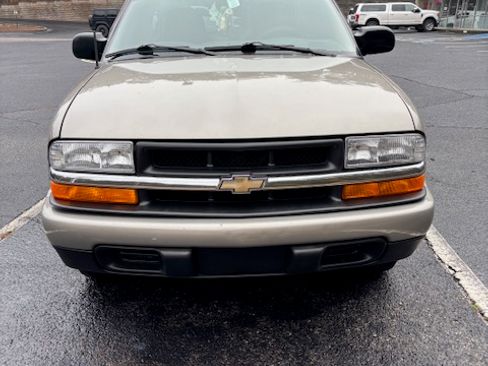 Used 2001 Chevrolet S10 Pickup LS w/ Preferred Equipment Group image 2