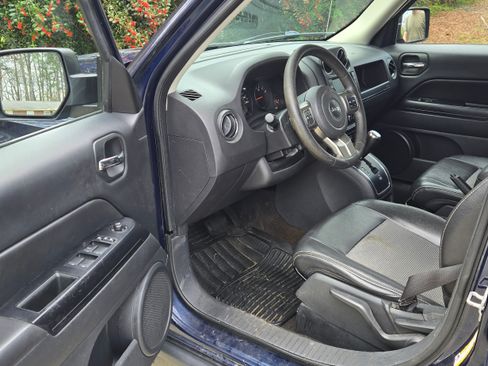 Used 2013 Jeep Patriot Latitude w/ Freedom Edition Pkg image 9