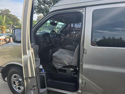 Used 2004 Chevrolet Express 1500 image 9