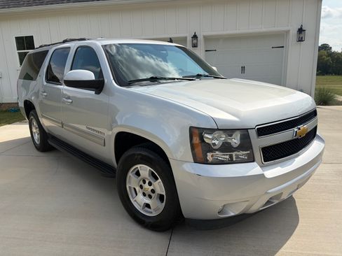 Used 2014 Chevrolet Suburban LT RWD image 9