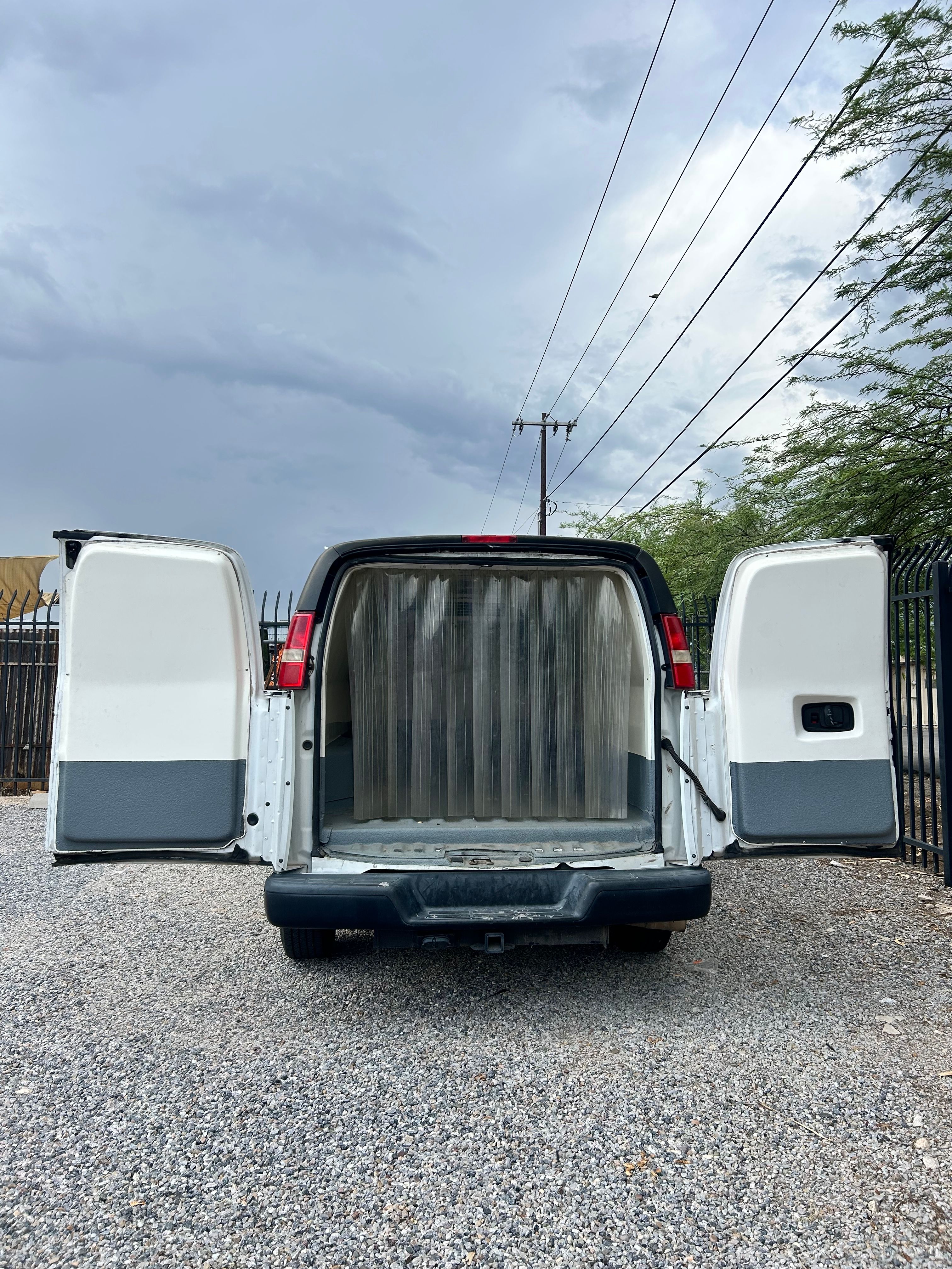 Used 2011 Chevrolet Express 2500 Extended RWD image 6