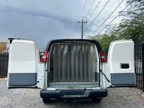 Used 2011 Chevrolet Express 2500 Extended RWD image 6