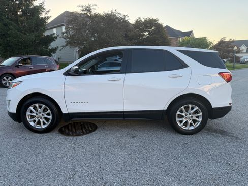 Used 2019 Chevrolet Equinox LS w/ LS Convenience Package FWD image 4