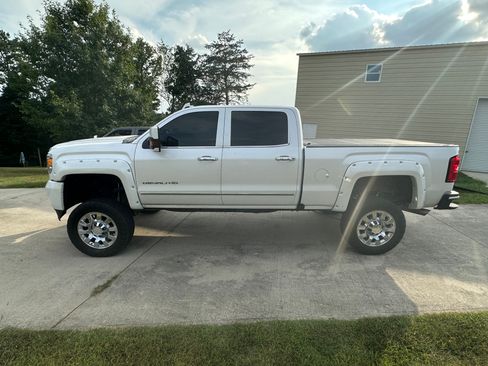 Used 2018 GMC Sierra 2500 Denali AWD/4WD image 1