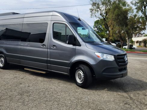 Used 2019 Mercedes-Benz Sprinter 2500 image 2