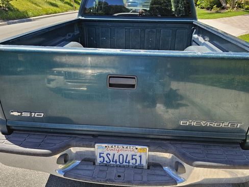 Used 1998 Chevrolet S10 Pickup LS image 4