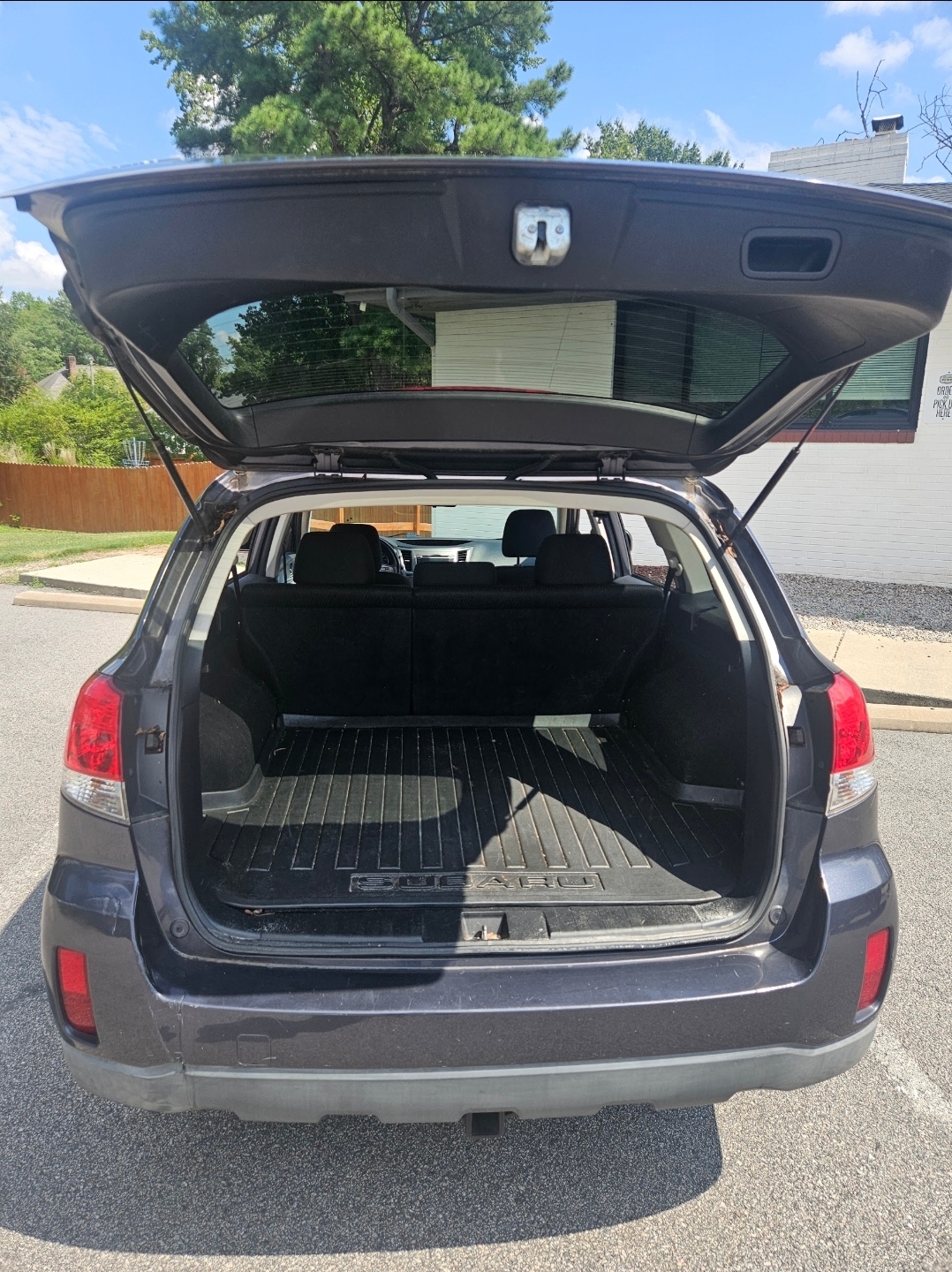 Used 2010 Subaru Outback 2.5i Premium AWD/4WD image 9