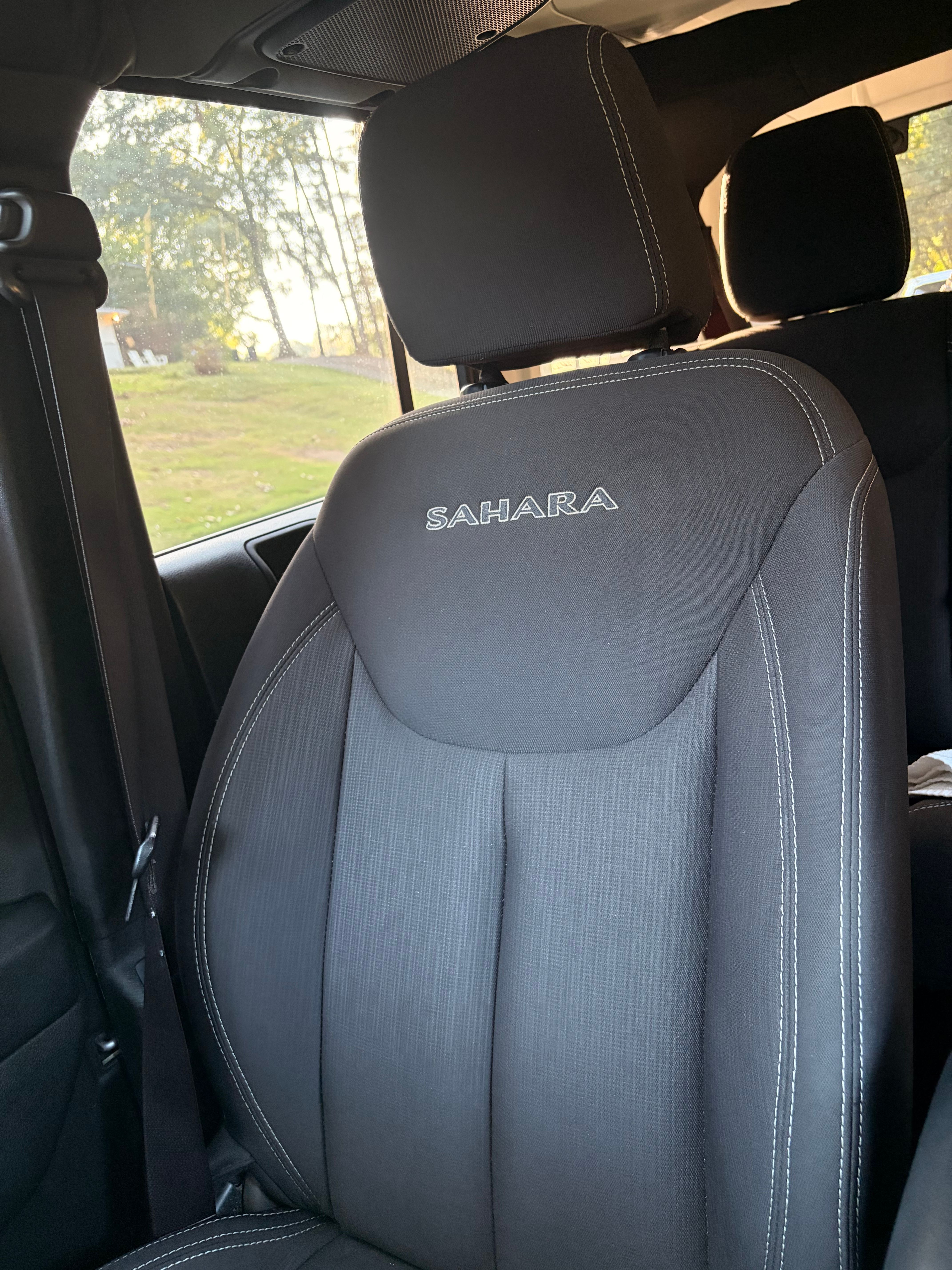 Used 2017 Jeep Wrangler Unlimited Sahara AWD/4WD image 9