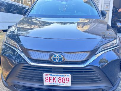 Used 2021 Toyota Venza LE w/ Carpet Mat Package (TMS)